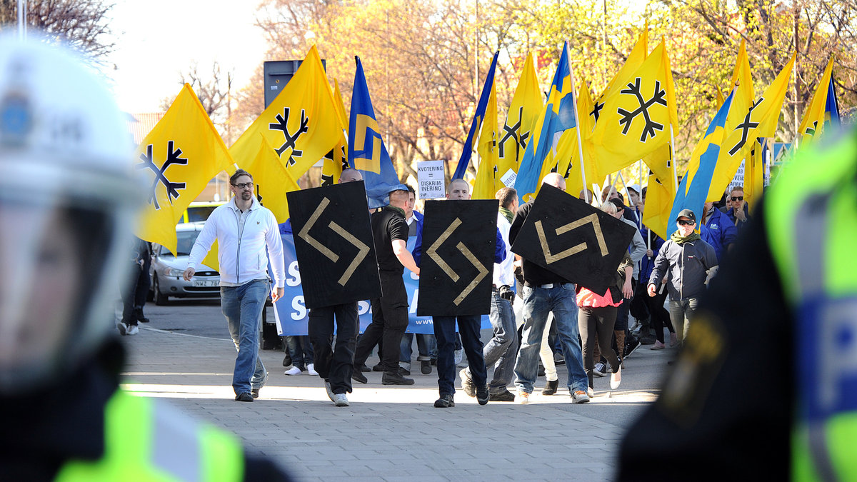 SvP och Förbundet Nationell Ungdom demonstrerade tillsammans på första maj i Eskilstuna 2012.